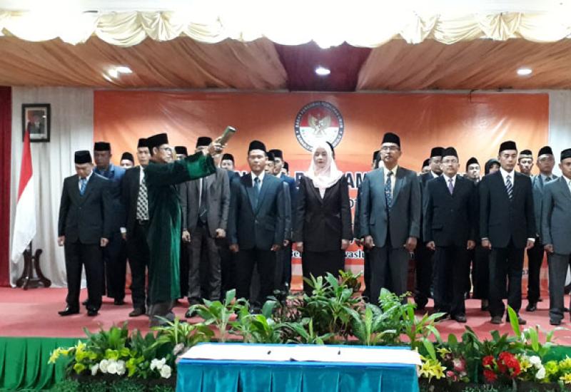 30 Anggota Panwaslu Kabupaten atau Kota se-Provinsi Bengkulu yang dilantik dan diambil sumpahnya oleh Banwaslu Provinsi Bengkulu, Jumat (25/08/2017).