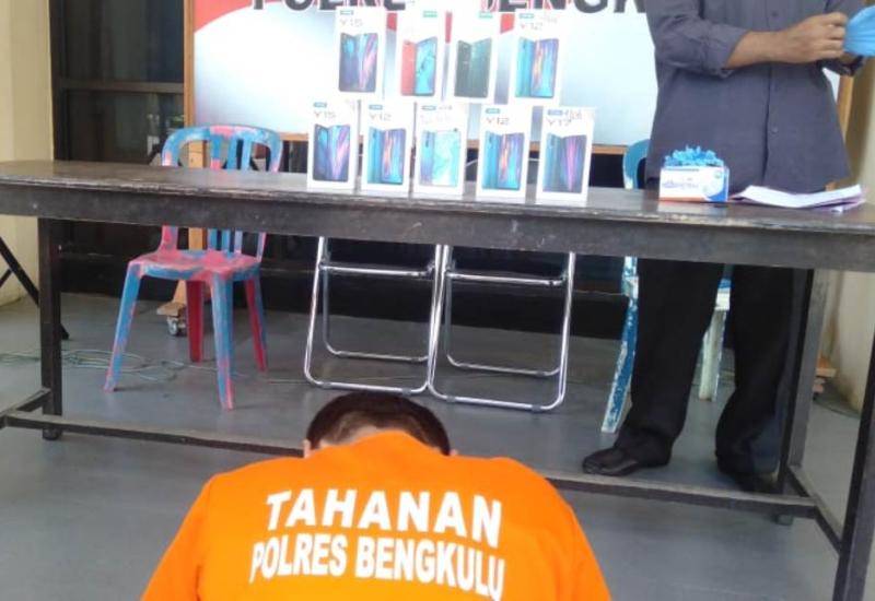 Tersangka pembobolan counter handphone (Hp), di kawasan pertokoan Suprapto, Kelurahan Kebun Dahri Kota Bengkulu, berhasil ditangkap. Foto Rori
