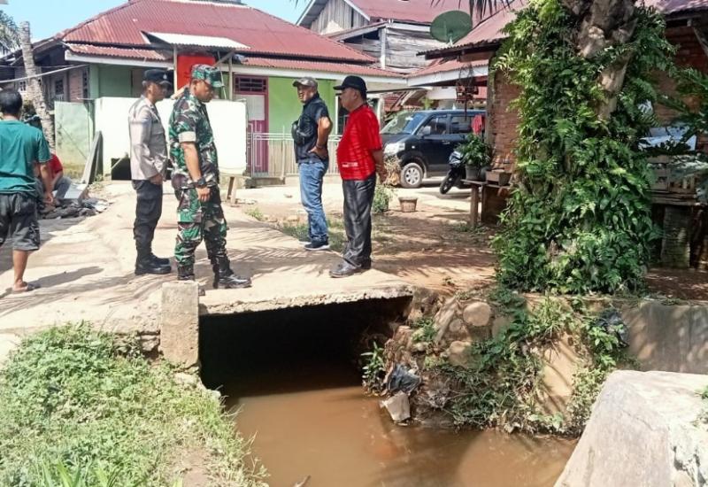 Bhabinkamtibmas Polsek Ketahun dan Tripika Ketahun Monitoring dan Evaluasi Banjir di Perumnas Giri Kencana