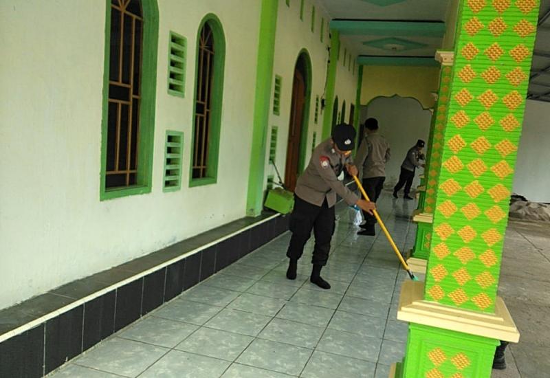 Polsek Kaur Tengah Kebersihan di Masjid At Taqwa 2 Cahaya Batin Jelang Pelaksanaan Isra Mikraj 1445H