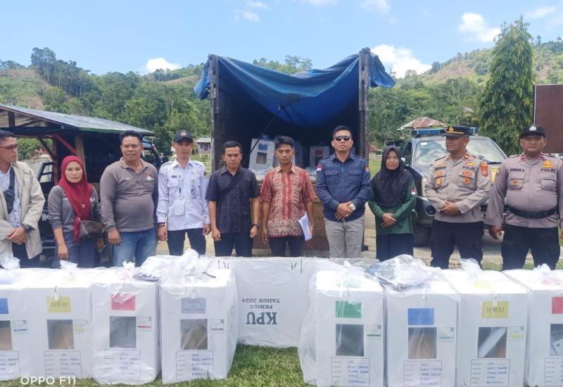 Personel Polsek Muara Sahung Monitor Pendistribusian Logistik Pemilu ke Derah Sulit 