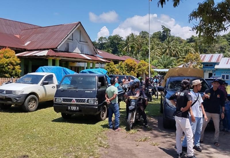 Personel Polsek Nasal Lakukan Pengamanan dan Monitoring Pendistribusian Logistik Pemilu ke 11 TPS Derah Sulit 