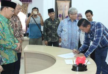 Plt Gubernur Bengkulu Rohidin Mersyah saat menghadiri Penandatanganan Akte Notaris BUMP Se-Provinsi Bengkulu 2017, di Aula Disnakkeswa Provinsi Bengkulu, Rabu (12/07).