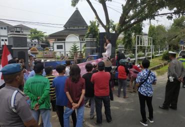 Ratusan Masa Konsorsium Lembaga Swadaya Masyarakat (LSM) Provinsi Bengkulu melakukan demo