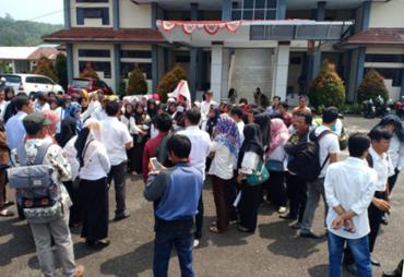 Sejumlah Honorer K2 (Kategori Dua) di Kabupaten Kaur Provinsi Bengkulu, mendatangi Gedung Dewan Perwakilan Rakyat Daerah (DPRD) Kabupaten Kaur, Rabu (3/10/2018).
