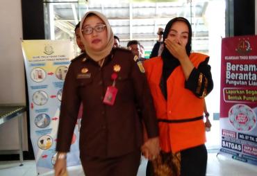 Mulya Wardana selaku Pelaksana Tugas (Plt) Kepala Dinas Kesehatan (Kadinkes) Benteng Saat Dibawa Ke Lapas Perempuan