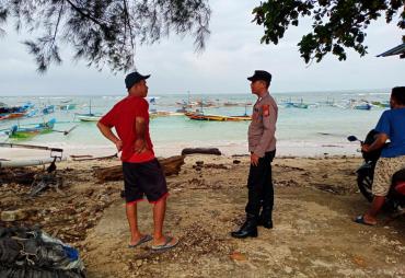 Patroli, Polsek Nasal Sambangi Nelayan Sampaikan Imbauan Kamtibmas 