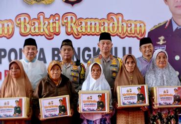 Bulan Bakti Ramadhan di Kabupaten Benteng, Kapolda Bengkulu Bagikan 100 Paket Sembako