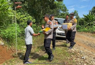 Peduli Sesama, Personel Polsek Padang Jaya Laksanakan Bakti Sosial kepada Masyarakat Desa Tanjung Harapan