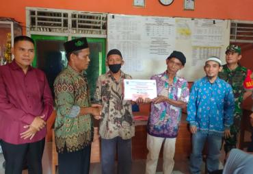 Personel Polsek Batiknau Hadiri Pembagian BLT DD di Kantor Desa Samban Jaya
