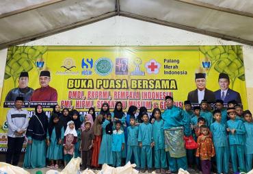 DMDI Indonesia dan BKPRMI Bagikan Paket Sembako Idul Fitri kepada Kaum Dhuafa